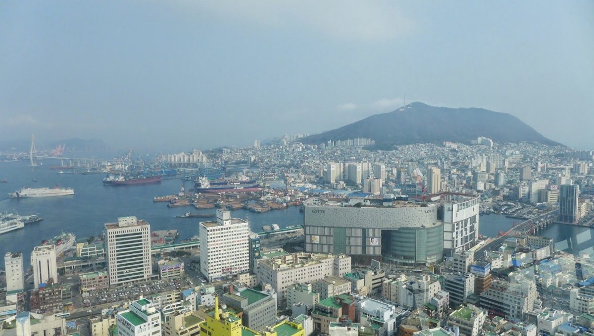 Melihat Pemandangan di Busan Tower Observatory