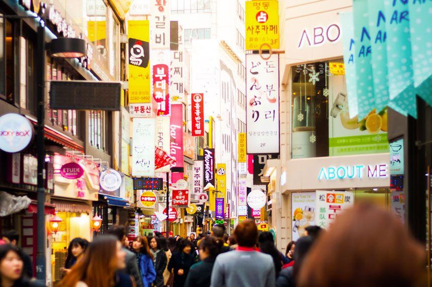 Pengunjung di Myeongdong Street