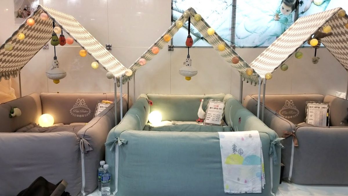 Tempat Tidur Balita Yang Terbentang Menjadi Playmats
